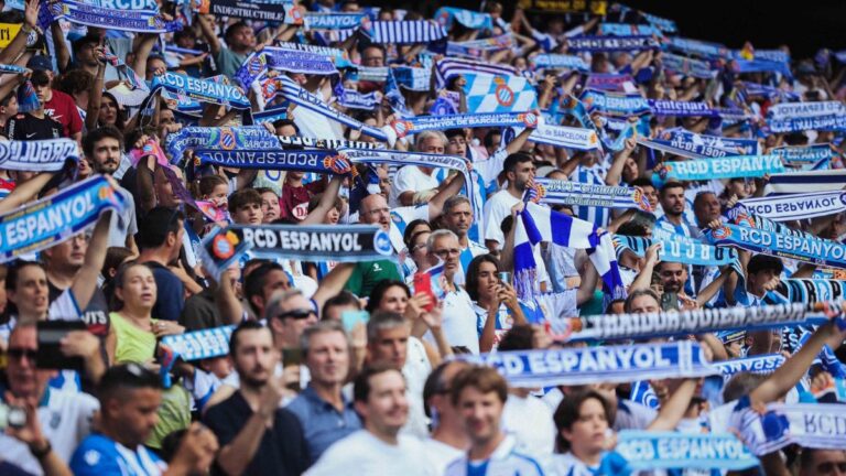 La afición perica alza su bufanda al viento en el Espanyol - Levante UD