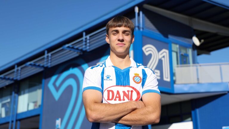 Jan Peries posa con la blanquiazul en la CE Dani Jarque