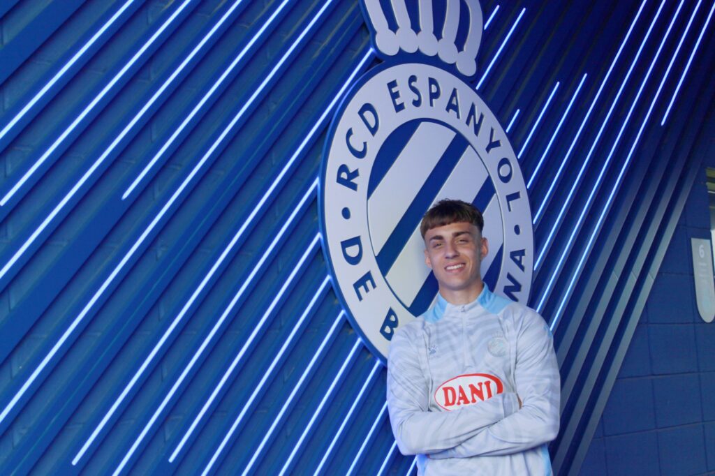 Jan Peries: "Ir a entrenar con el primer equipo te hace valorar mucho todo lo que tienes" 2 Jan Peries, con 'El 1900' antes de enfrentarse al Atlético Baleares con el Espanyol B