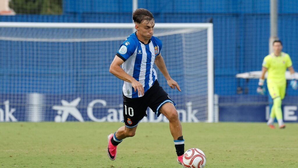 Jan Peries empieza una jugada de peligro para el Espanyol B en un partido liguero en la CE Dani Jarque
