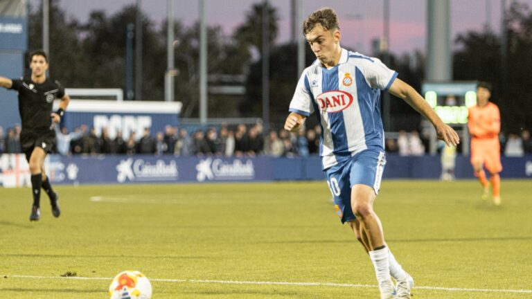Jan Peries conduce un balón en el Espanyol B - Barça Atlètic