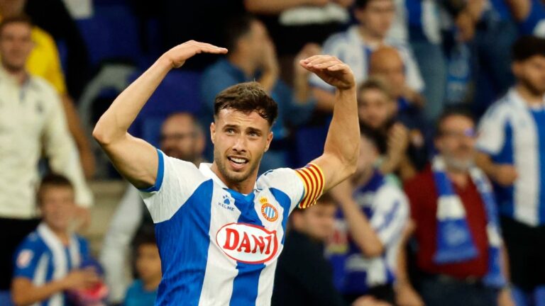 Javi Puado luce el brazalete de capitán en el Espanyol - Valencia CF