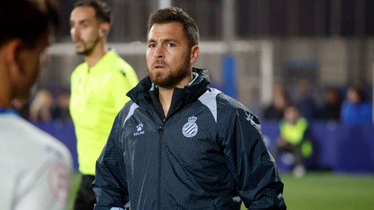 Javi Chica, en el área técnica de la CE Dani Jarque como técnico del Juvenil A