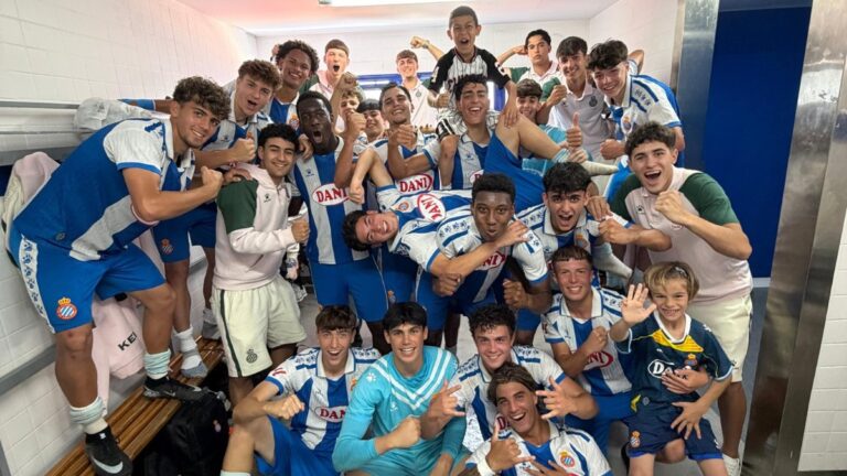 El Juvenil B celebra en el vestuario el triunfo ante el Girona FC