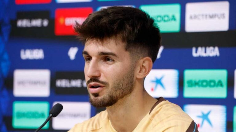 Javi Hernández, en la sala de prensa de la CE Dani Jarque