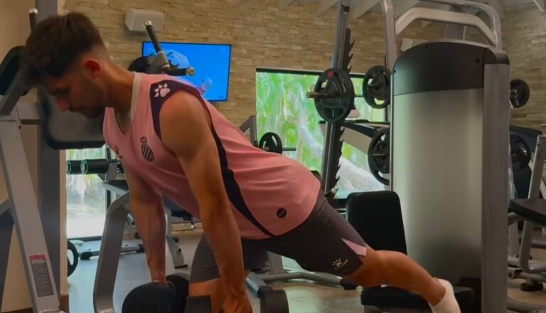 Javi Hernández entrena en el gimnasio durante sus vacaciones