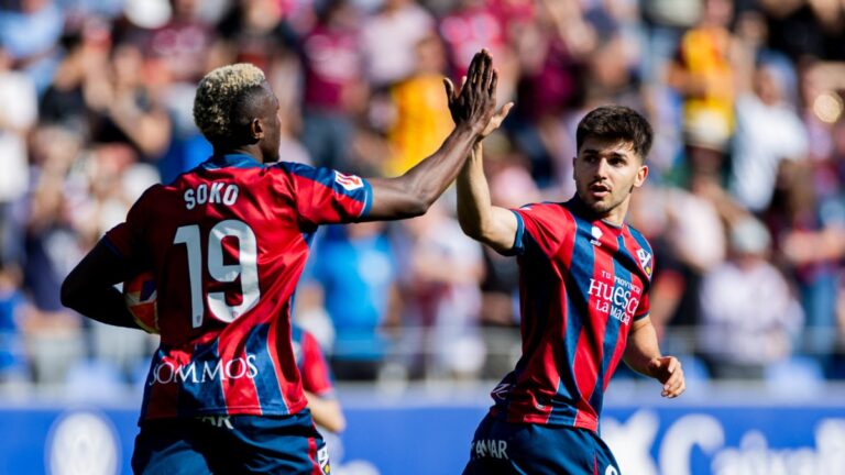 Javi Hernández celebra con Soko el gol de la SD Huesca