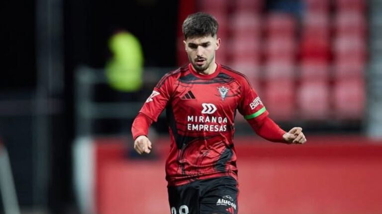 Javi Hernández defiende la camiseta del CD Mirandés