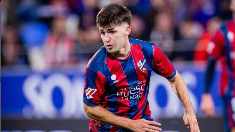 Javi Hernández, en un partido con la SD Huesca en El Alcoraz