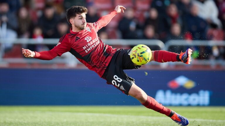 Javi Hernández controla un balón en Anduva con el CD Mirandés