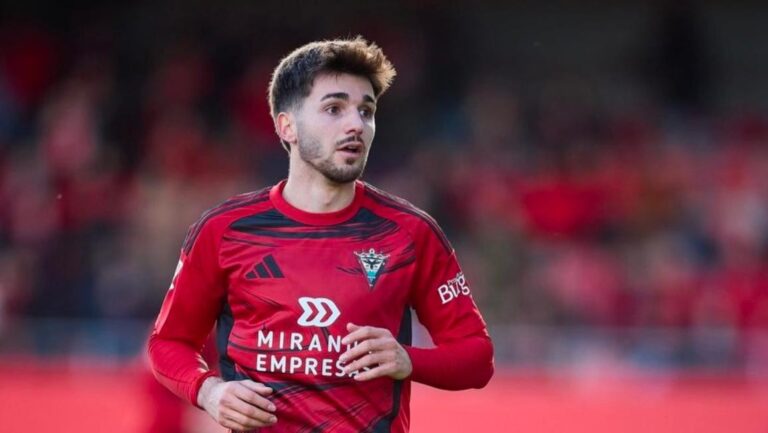 Javi Hernández viste la camiseta del CD Mirandés en un partido como titular