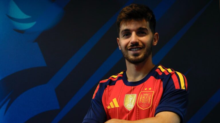 Javi Hernández viste las dos estrellas de España en el RCDE Stadium
