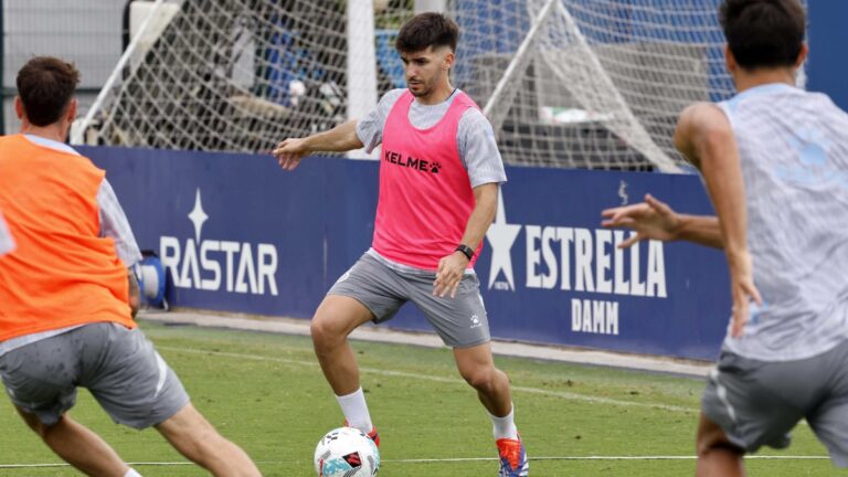 Javi Hernández, en un ejercicio de entrenamiento con el Espanyol