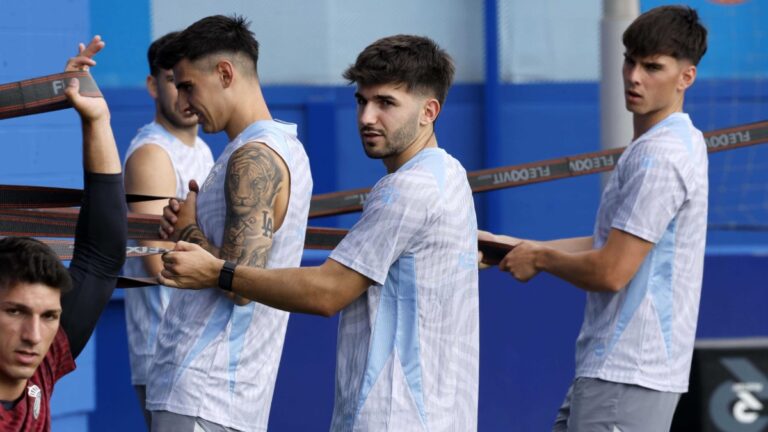 Javi Hernández realiza ejercicios de calentamiento con el Espanyol