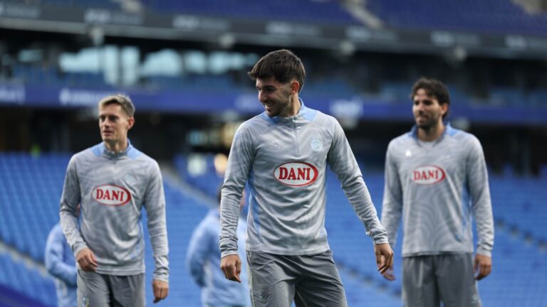 Javi Hernández entrena con el primer equipo del Espanyol en el RCDE Stadium