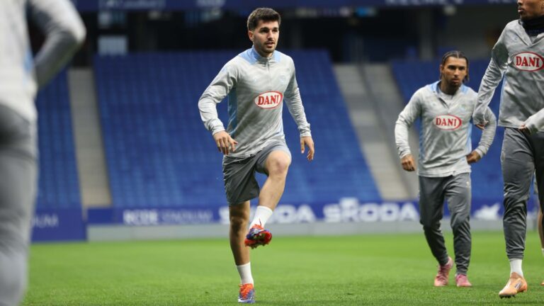 Javi Hernández entrena con el Espanyol en el RCDE Stadium