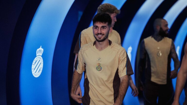 Javi Hernández, antes de un entrenamiento en el RCDE Stadium