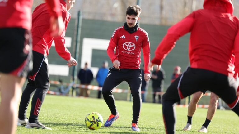 El primer día de Javi Hernández con el CD Mirandés Javi Hernández trabaja con sus nuevos compañeros del CD Mirandés