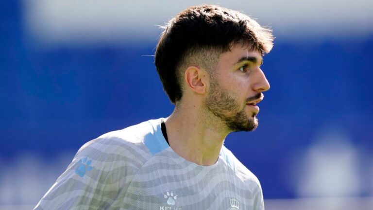 Javi Hernández entrena en el RCE Stadium con el Espanyol