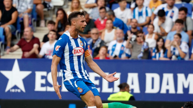 Javi Puado celebrando el segundo gol en la victoria ante el Deportivo Alavés