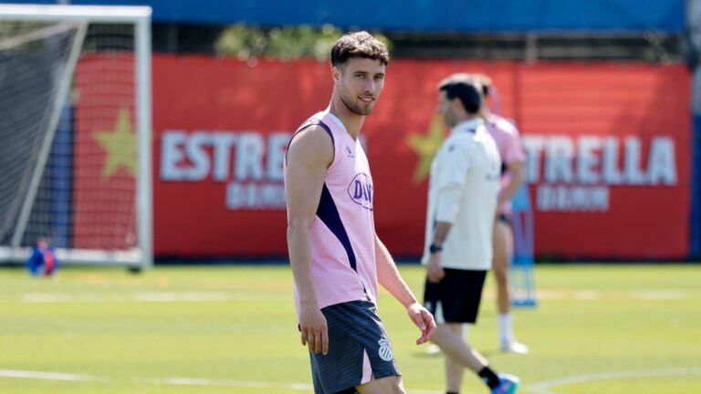 Javi Puado, en un entrenamiento previo al derbi entre el Espanyol y el FC Barcelona