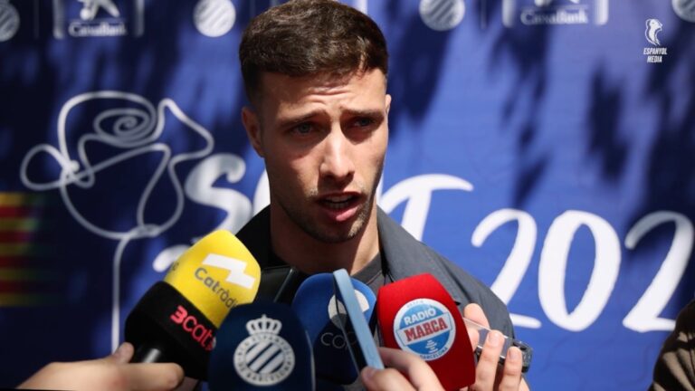 Javi Puado: «Si no se puede ganar es importantísimo sumar» Javi Puado atiende a los medios de comunicación en Santi Jordi