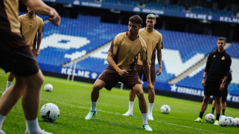 Javi Puado, en el centro del rondo en un entrenamiento