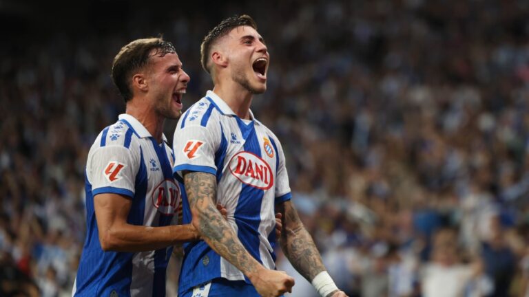 La responsabilidad llega a Roberto Fernández y Kike García Roberto Fernández celebra su primer gol esta temporada con el Espanyol ante el RCD Mallorca