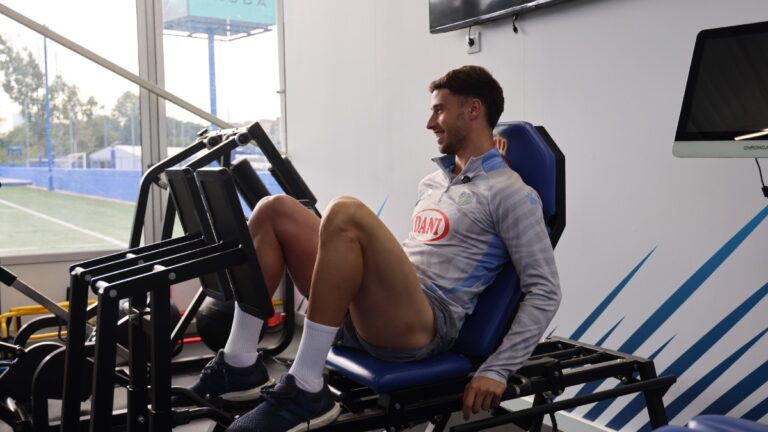 Javi Puado realiza ejercicios de recuperación en la CE Dani Jarque
