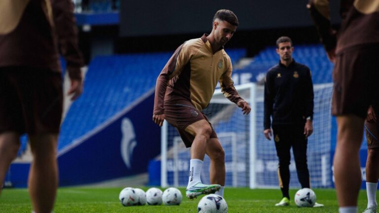 Javi Puado, en el último entrenamiento antes del Racing de Santander - Espanyol
