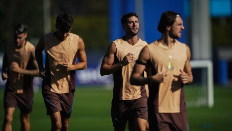 Javi Puado ya es uno más con el grupo Javi Puado se ejercita con el grupo despuésd e la lesión