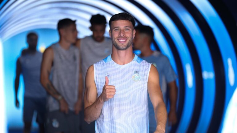Javi Puado, antes de un entrenamiento en el RCDE Stdium