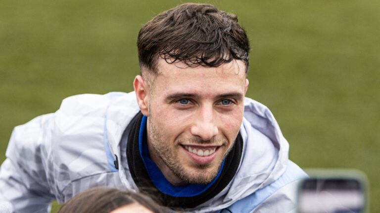 Javi Puado participa como uno más en el entrenamiento a puerta abierta del Espanyol