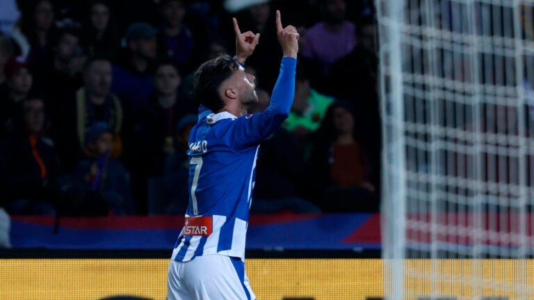 Javi Puado celebra en Montjuïc su gol ante el FC Barcelona