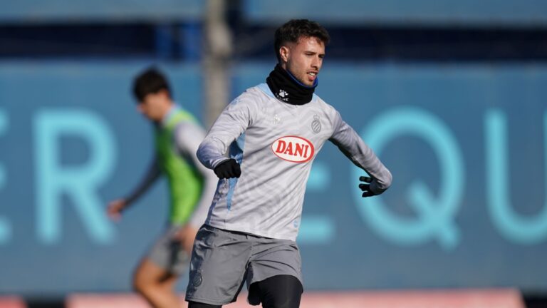 Javi Puado normaliza su lesión de gravedad Javi Puado, en la CE Dani Jarque después de su primera lesión de la temporada