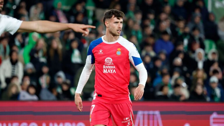 Javi Puado participó en el último Racing de Santander - Espanyol desde el banquillo