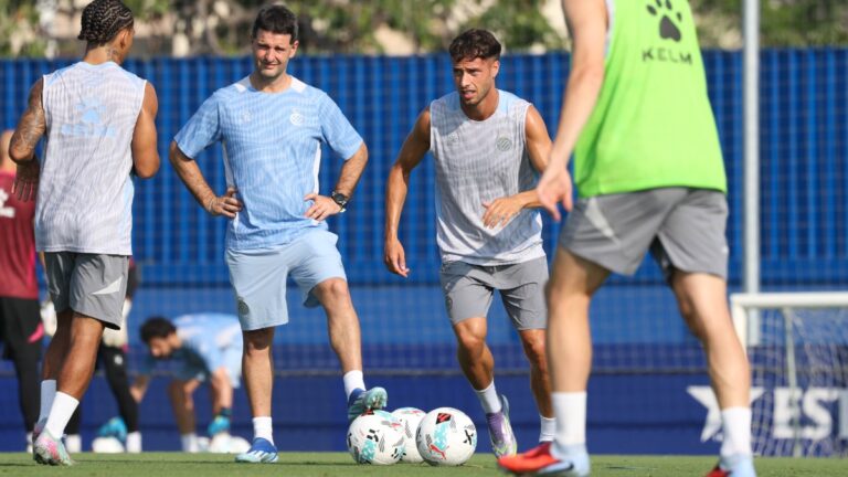 Javi Puado se prepara con el Espanyol en la CE Dani Jarque