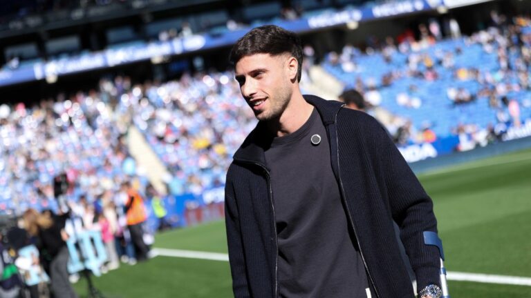 Javi Puado apoya a sus compañeros desde el RCDE Stadium