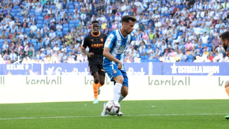 Javi Puado tiene el balón en el Espanyol - Valencia CF