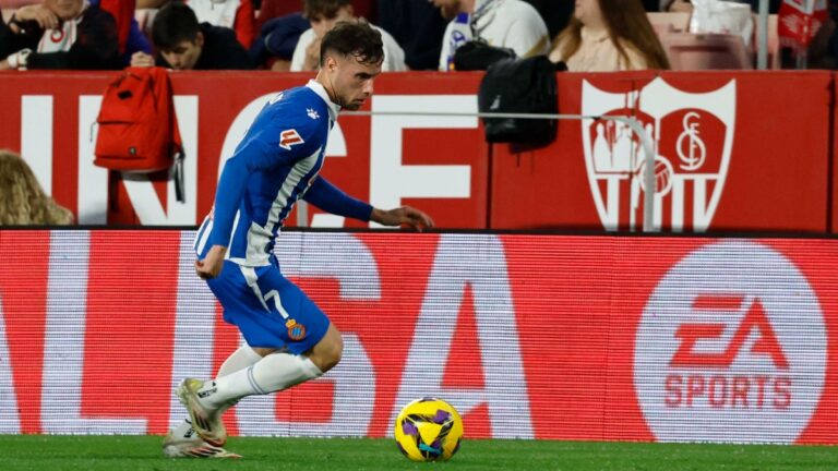 Javi Puado estuvo en los focos del Sevilla FC - Espanyol