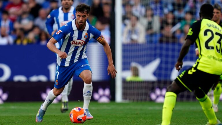 Javi Puado controla un balón en el Espanyol - Real Betis
