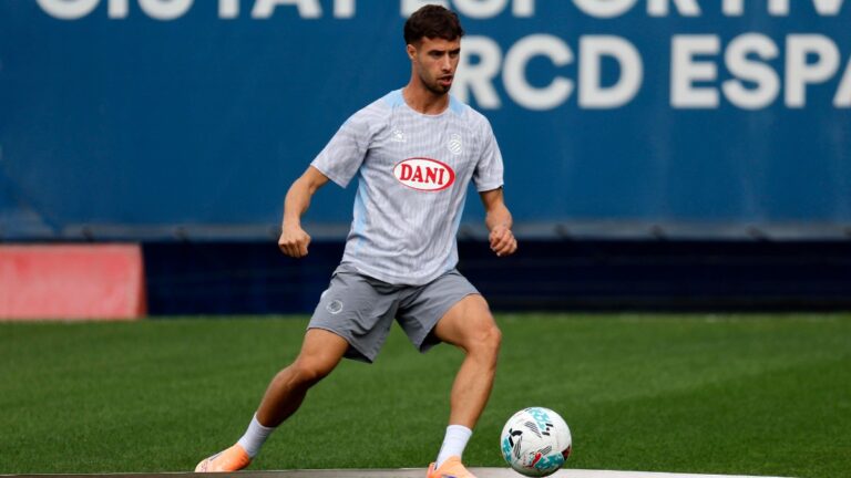Javi Puado, lesionado de la rodilla derecha Javi Puado entrena en la CE Dani Jarque