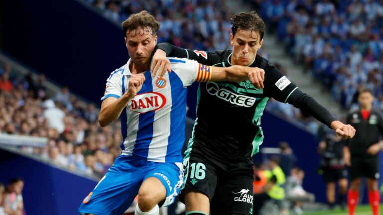 Javi Puado pelea con Valentino Gómez un balón en el RCDE Stadium