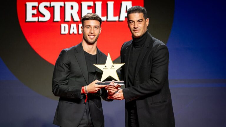Javi Puado recibe el premio de máximo goleador catalán del año