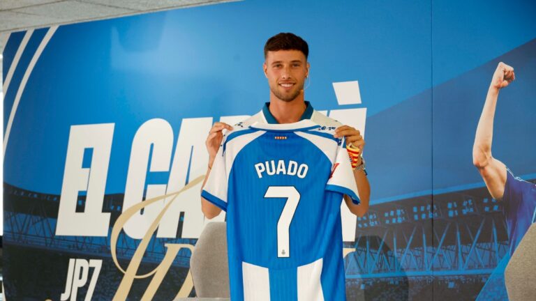 Javi Puado, en el RCDE Stadium celebrando su renovación hasta 2030