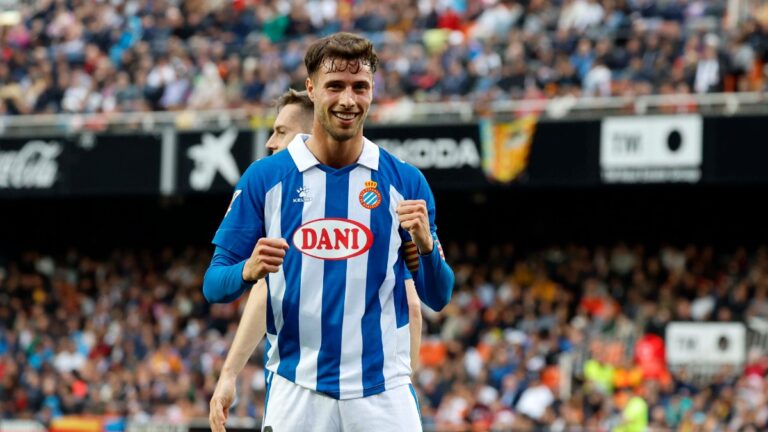 Javi Puado celebra su gol número 11 de la temporada en Mestalla