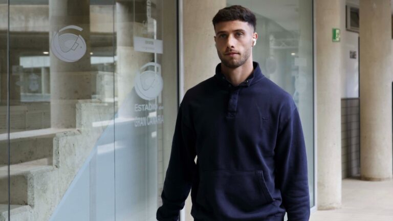 Javi Puado antes de la UD Las Palmas - Espanyol