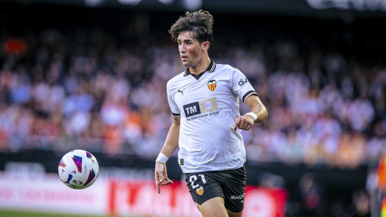 Jesús Vázquez juega un balón en Mestalla