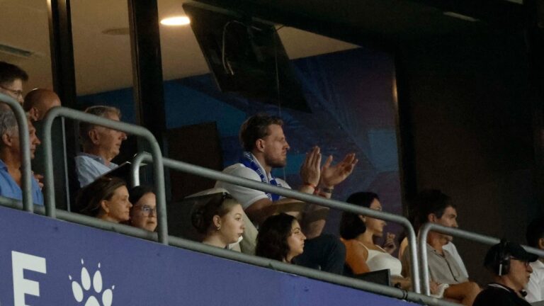 JJ Watt luce la bufanda del Espanyol en su estreno en el RCDE Stadium
