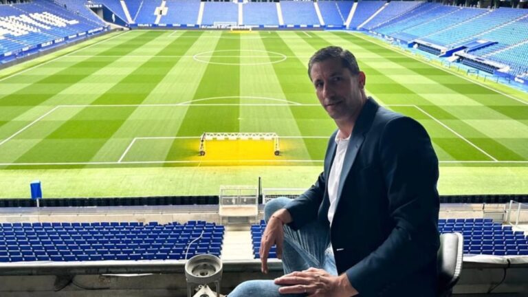 Joan Capdevila le pide ayuda a Donald Trump para estar en la final del Mundial Joan Capdevila presencia un evento en el RCDE Stadium